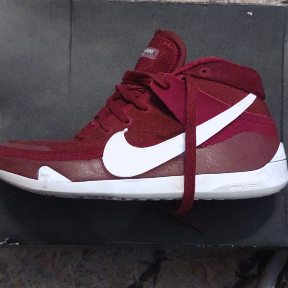 NIKE. KEVIN DURANT NO. 7. RED, WHITE & BLUE. STYLE